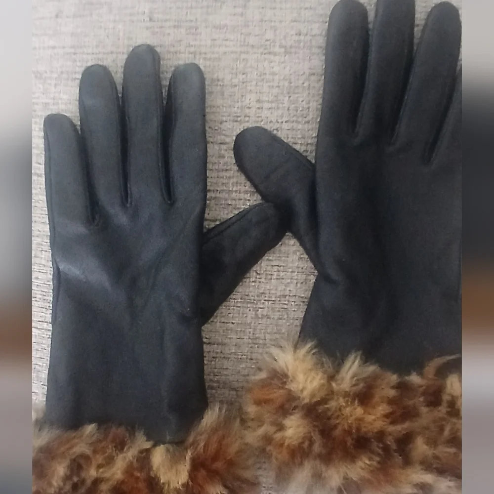 Elegant Black Buttery Leather Gloves with Faux Fur Trim Sz M